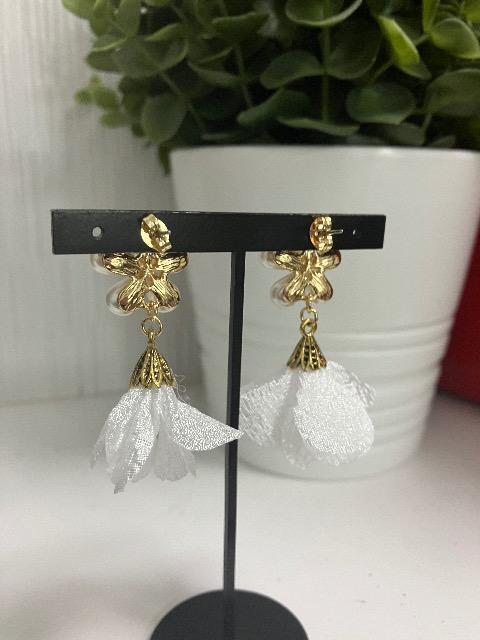 ハンドメイド フラワータッセルを使用したフラワーパールピアス ホワイト < 女性ファッション  ハンドメイド フラワータッセルを使用したフラワーパールピアス ホワイト < 女性ファッションの