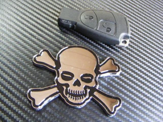 ●SKUL ドクロ ガイコツ 骨 海賊章十紋字クローム&黒 ABS製エンブレム < 自動車/バイク ●SKUL ドクロ ガイコツ 骨 海賊章十紋字クローム&黒 ABS製エンブレム < 自動車/バイク