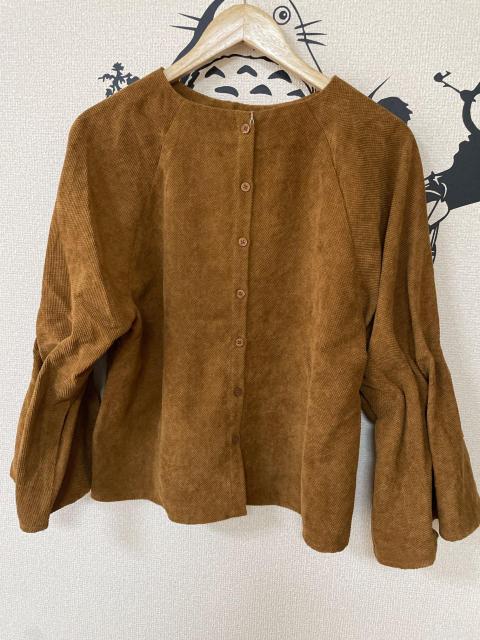 新品タグ付き Mサイズ 秋冬 コーデュロイ風 ポリエステル混 ボタンデザイン ベルスリーブ 長袖トップス ブラウン < 女性ファッション 新品タグ付き Mサイズ 秋冬 コーデュロイ風 ポリエステル混 ボタンデザイン ベルスリーブ 長袖トップス ブラウン < 女性ファッションの