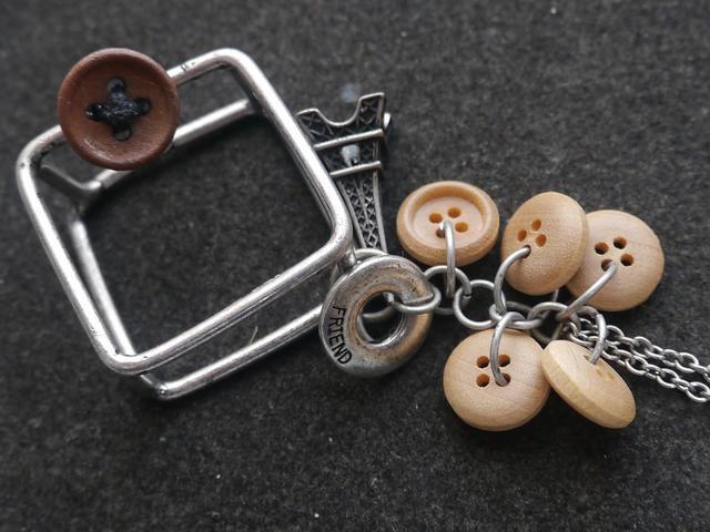 新品アンティーク調ユニーク個性派エッフェル塔ボタンネックレス < 女性アクセサリー/時計  新品アンティーク調ユニーク個性派エッフェル塔ボタンネックレス < 女性アクセサリー/時計の