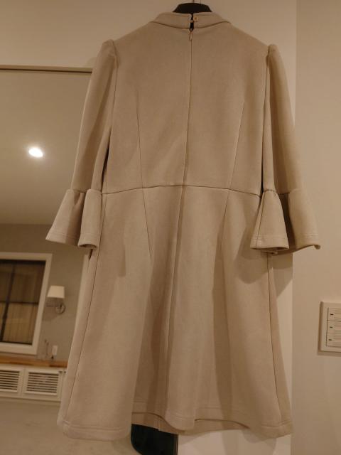 ベージュミニワンピース ジルコン花飾り スエード調 Mサイズ < 女性ファッション  ベージュミニワンピース ジルコン花飾り スエード調 Mサイズ < 女性ファッションの