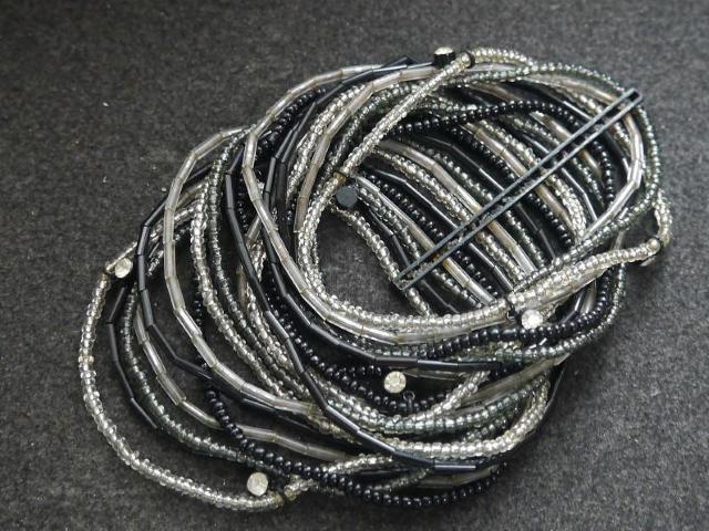 新品 アンティーク調ビーズ21連ブレスレット モノトーンカラー < 女性アクセサリー/時計 新品 アンティーク調ビーズ21連ブレスレット モノトーンカラー < 女性アクセサリー/時計の