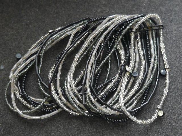 新品 アンティーク調ビーズ21連ブレスレット モノトーンカラー < 女性アクセサリー/時計 新品 アンティーク調ビーズ21連ブレスレット モノトーンカラー < 女性アクセサリー/時計の