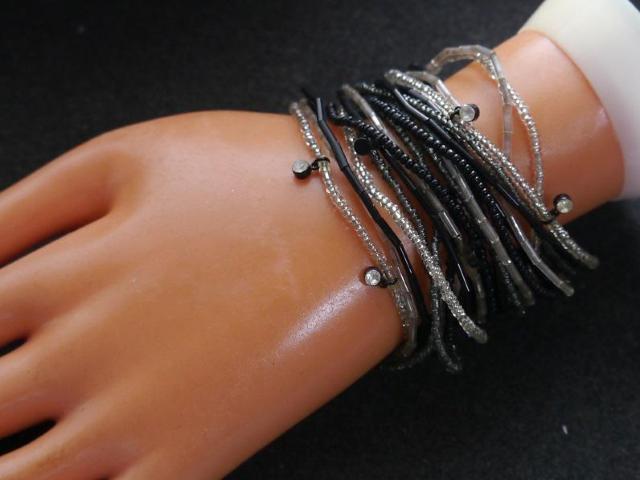 新品 アンティーク調ビーズ21連ブレスレット モノトーンカラー < 女性アクセサリー/時計 新品 アンティーク調ビーズ21連ブレスレット モノトーンカラー < 女性アクセサリー/時計の