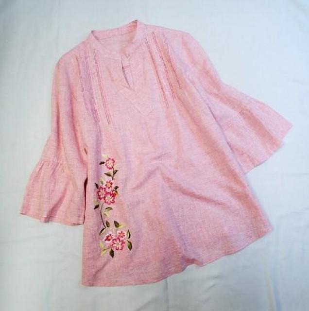 ◇オーダーメード ハンドメイド刺繍入り デザインブラウス プルオーバー フラワー柄/ピンク < 女性ファッション  ◇オーダーメード ハンドメイド刺繍入り デザインブラウス プルオーバー フラワー柄/ピンク  < 女性ファッションの