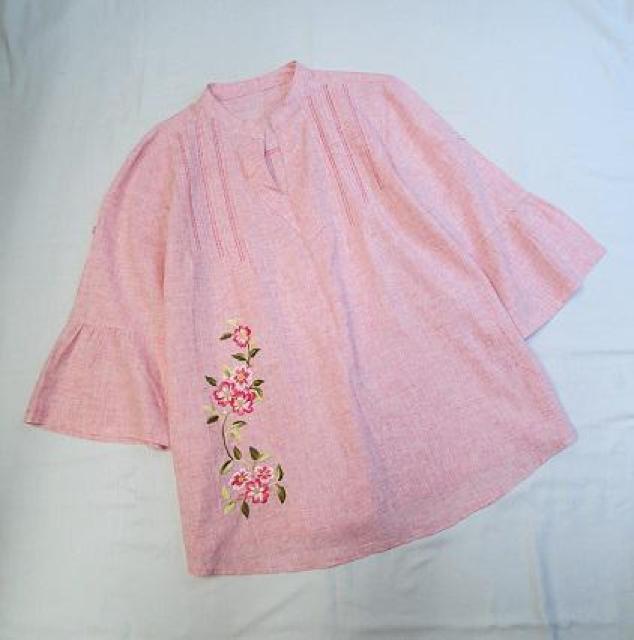 ◇オーダーメード ハンドメイド刺繍入り デザインブラウス プルオーバー フラワー柄/ピンク < 女性ファッション  ◇オーダーメード ハンドメイド刺繍入り デザインブラウス プルオーバー フラワー柄/ピンク < 女性ファッションの