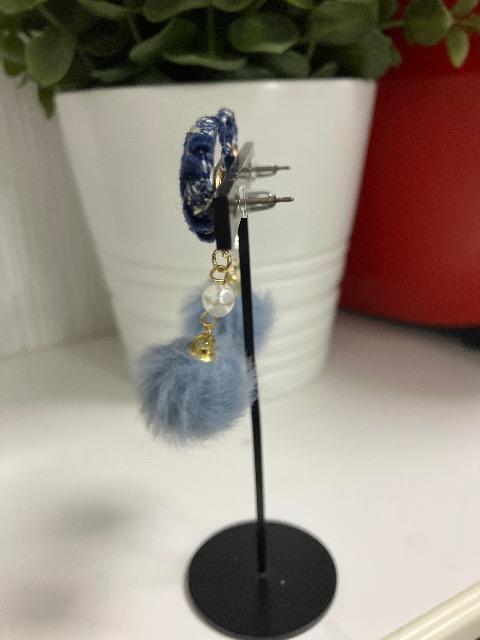 ハンドメイド ファーボールを使用したピアス < 女性ファッション  ハンドメイド ファーボールを使用したピアス < 女性ファッションの