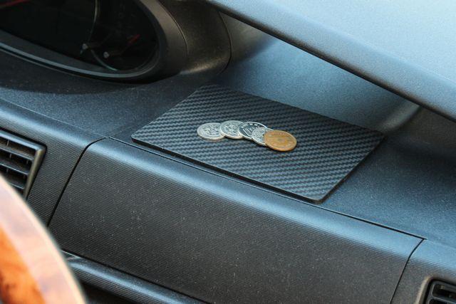 愛車のダッシュボードなどに カーボン風滑り止めシート < 自動車/バイク 愛車のダッシュボードなどに カーボン風滑り止めシート < 自動車/バイク