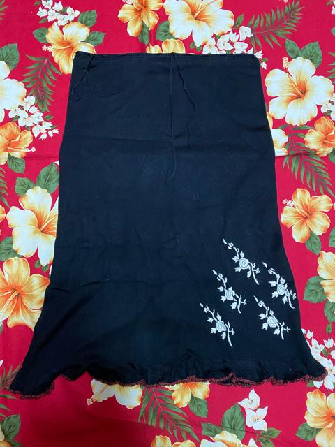 SPIRAL SPICE☆シルク100%☆バラ刺繍☆ブラックスカート☆ < 女性ファッション  SPIRAL SPICE☆シルク100%☆バラ刺繍☆ブラックスカート☆  < 女性ファッションの