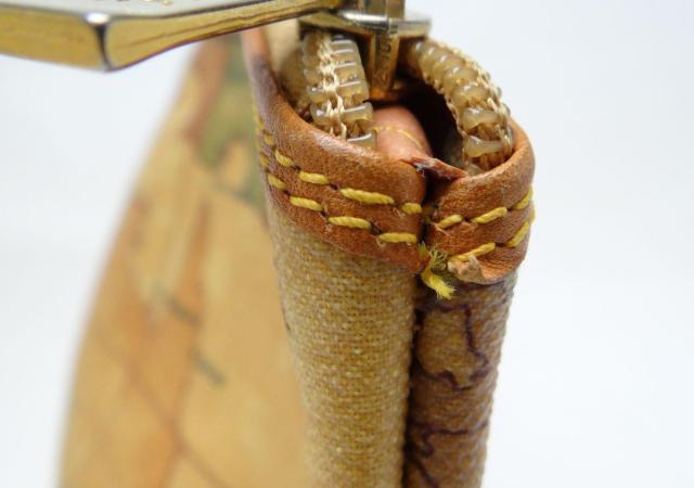 PRIMA CLASSE プリマクラッセ 地図柄 PVC ポーチ ブラウン系マルチカラー<USED>【送料無料】 < ブランド PRIMA CLASSE プリマクラッセ 地図柄 PVC ポーチ ブラウン系マルチカラー<USED>【送料無料】 < ブランドの