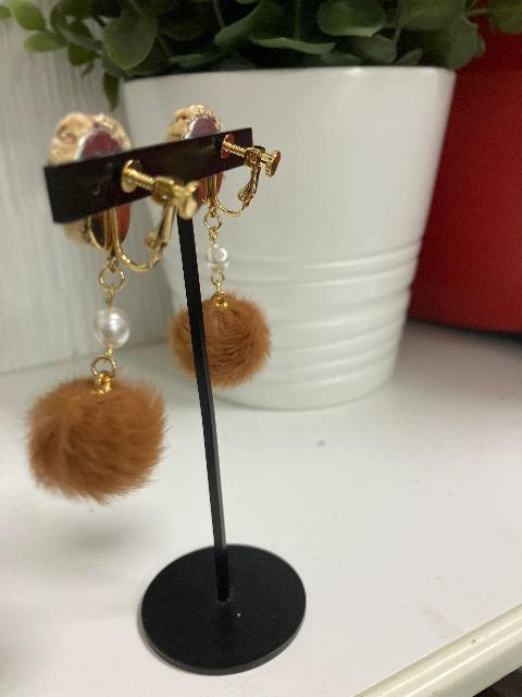 ハンドメイド ファーボールを使用したイヤリング < 女性ファッション  ハンドメイド ファーボールを使用したイヤリング < 女性ファッションの