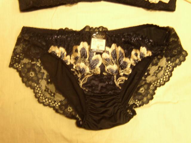 ブラックに金刺繍使いD70Mワイヤー入り < 女性ファッション ブラックに金刺繍使いD70Mワイヤー入り < 女性ファッションの