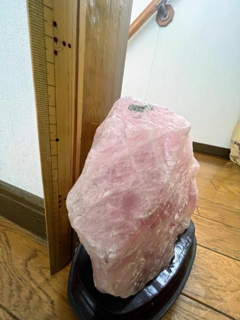 デカ!2.5キロ!ローズクォーツ!原石!磨きなし!そのまま!台座付き!ブラジル産!原石のみでも!自立して置けます! < インテリア/ライフ  デカ!2.5キロ!ローズクォーツ!原石!磨きなし!そのまま!台座付き!ブラジル産!原石のみでも!自立して置けます! < インテリア/ライフの