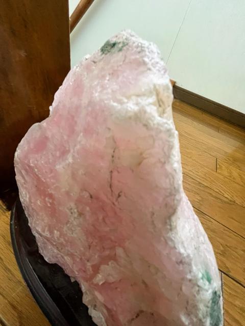 デカ!2.5キロ!ローズクォーツ!原石!磨きなし!そのまま!台座付き!ブラジル産!原石のみでも!自立して置けます! < インテリア/ライフ  デカ!2.5キロ!ローズクォーツ!原石!磨きなし!そのまま!台座付き!ブラジル産!原石のみでも!自立して置けます! < インテリア/ライフの