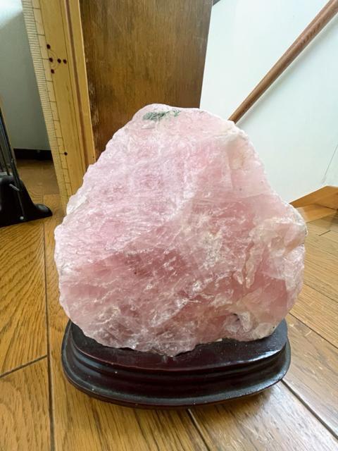 デカ!2.5キロ!ローズクォーツ!原石!磨きなし!そのまま!台座付き!ブラジル産!原石のみでも!自立して置けます! < インテリア/ライフ  デカ!2.5キロ!ローズクォーツ!原石!磨きなし!そのまま!台座付き!ブラジル産!原石のみでも!自立して置けます! < インテリア/ライフの