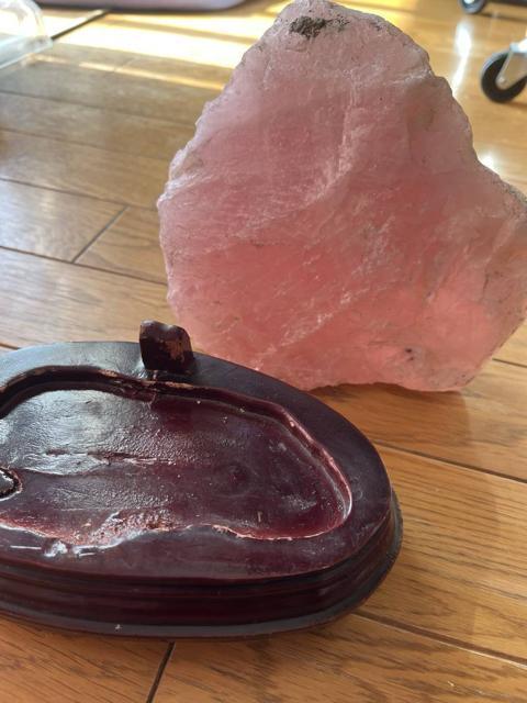 デカ!2.5キロ!ローズクォーツ!原石!磨きなし!そのまま!台座付き!ブラジル産!原石のみでも!自立して置けます! < インテリア/ライフ  デカ!2.5キロ!ローズクォーツ!原石!磨きなし!そのまま!台座付き!ブラジル産!原石のみでも!自立して置けます! < インテリア/ライフの