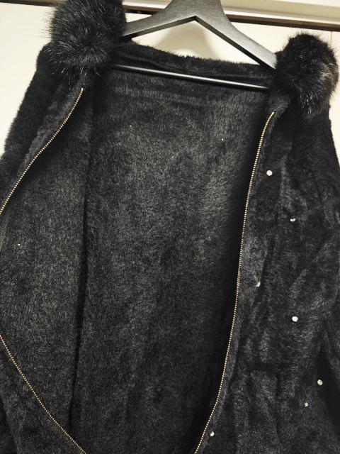 T's COLECTION ラインストーン フード黒白ファー ニットコートM-L < 女性ファッション T's COLECTION ラインストーン フード黒白ファー ニットコートM-L < 女性ファッションの