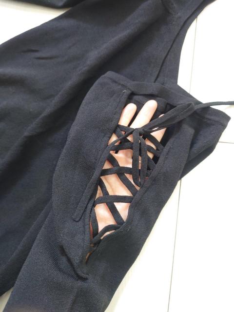 肩編み上げのデザイントップス ブラック サイズ38 < 女性ファッション 肩編み上げのデザイントップス ブラック サイズ38 < 女性ファッションの