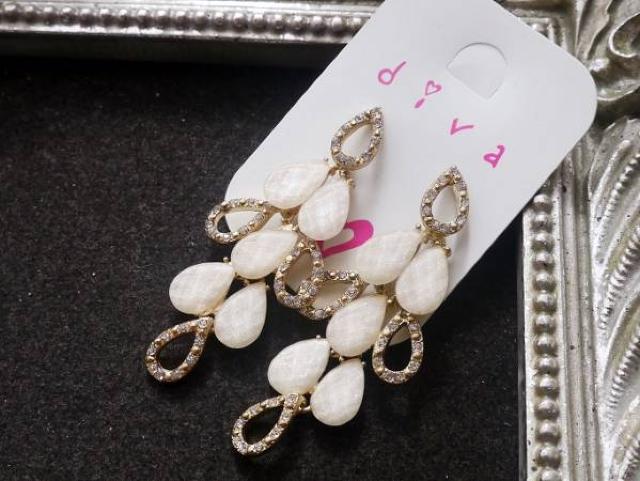 新品diva LONDONゴスロリ姫系アンティーク調乳白ストーンピアス < 女性アクセサリー/時計 新品diva LONDONゴスロリ姫系アンティーク調乳白ストーンピアス < 女性アクセサリー/時計の