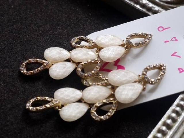 新品diva LONDONゴスロリ姫系アンティーク調乳白ストーンピアス < 女性アクセサリー/時計 新品diva LONDONゴスロリ姫系アンティーク調乳白ストーンピアス < 女性アクセサリー/時計の