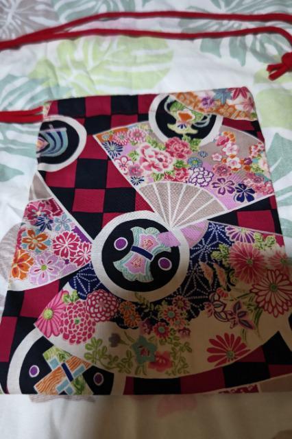 ★処分品新柄=黒赤市松模様×花扇子和柄ナナメ掛巾着袋 < キッズ/ベビー  ★処分品新柄=黒赤市松模様×花扇子和柄ナナメ掛巾着袋  < キッズ/ベビーの