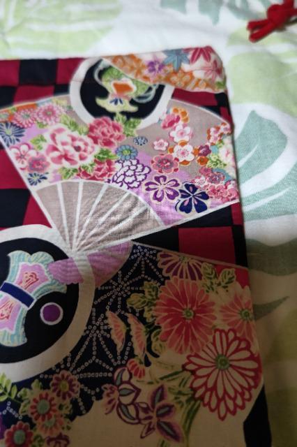 ★処分品新柄=黒赤市松模様×花扇子和柄ナナメ掛巾着袋 < キッズ/ベビー  ★処分品新柄=黒赤市松模様×花扇子和柄ナナメ掛巾着袋 < キッズ/ベビーの