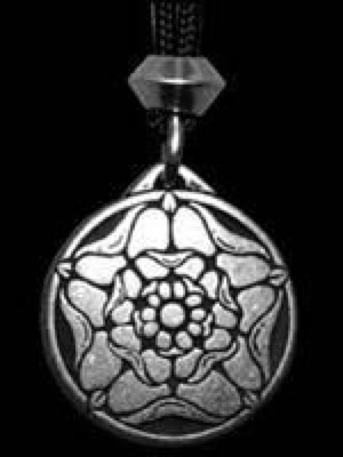 Pepi: TUDOR ROSE pendant p`[_[   ANZT[/v 