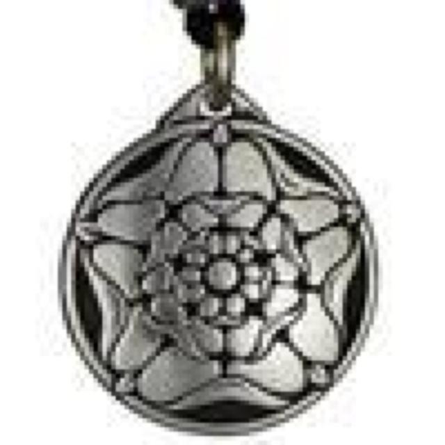 Pepi: TUDOR ROSE pendant p`[_[  ANZT[/v 