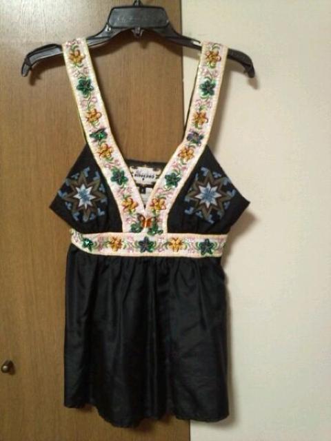 Meghan白黒カットソースパンコール刺繍バタフライブローチS〜M < 女性ファッション  Meghan白黒カットソースパンコール刺繍バタフライブローチS〜M  < 女性ファッションの