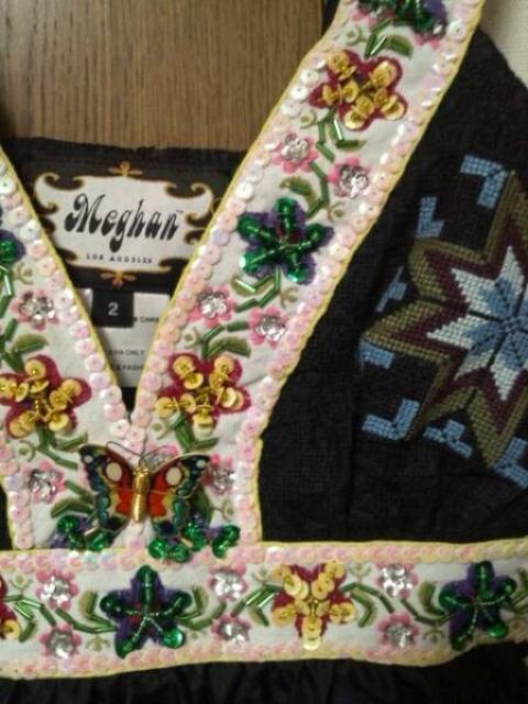 Meghan白黒カットソースパンコール刺繍バタフライブローチS〜M < 女性ファッション  Meghan白黒カットソースパンコール刺繍バタフライブローチS〜M < 女性ファッションの