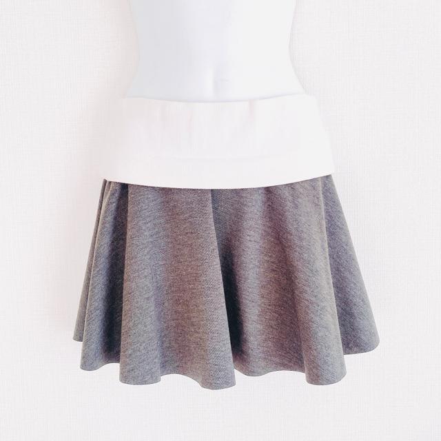 ZARAグレーホワイト白リブフレアミニスカートザラボンディング < ブランド ZARAグレーホワイト白リブフレアミニスカートザラボンディング < ブランドの