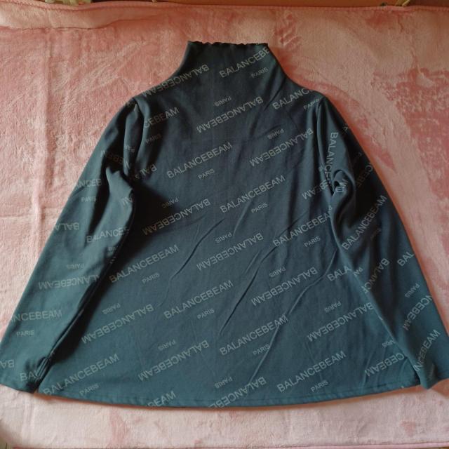 ★グレー斜め英文字ロゴプリント柄☆お洒落ふんわり柔らか軽量♪ゆったり楽チンAライン体型カバー♪暖か裏起毛長袖ハイネック指穴Tシャツ < 女性ファッション ★グレー斜め英文字ロゴプリント柄☆お洒落ふんわり柔らか軽量♪ゆったり楽チンAライン体型カバー♪暖か裏起毛長袖ハイネック指穴Tシャツ < 女性ファッションの