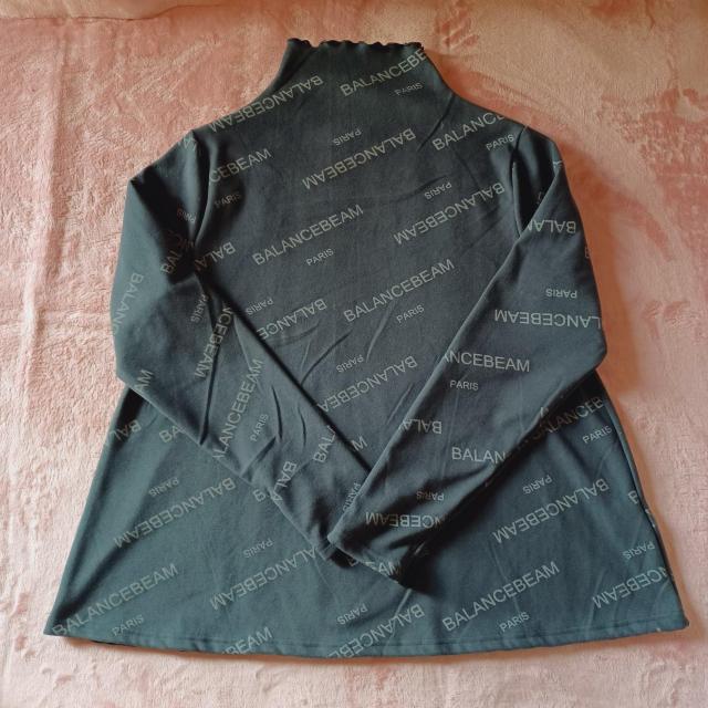 ★グレー斜め英文字ロゴプリント柄☆お洒落ふんわり柔らか軽量♪ゆったり楽チンAライン体型カバー♪暖か裏起毛長袖ハイネック指穴Tシャツ < 女性ファッション ★グレー斜め英文字ロゴプリント柄☆お洒落ふんわり柔らか軽量♪ゆったり楽チンAライン体型カバー♪暖か裏起毛長袖ハイネック指穴Tシャツ < 女性ファッションの