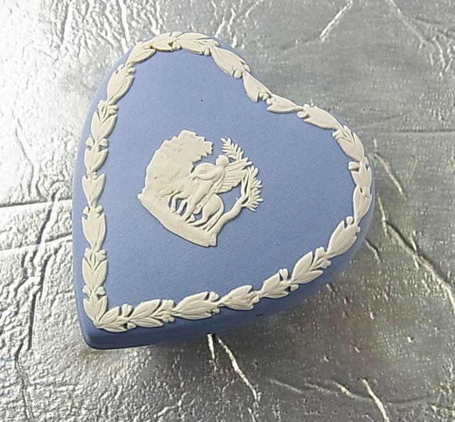 500円スタ★正規品 美品 WEDGWOOD ウェッジウッド ジャスパーウェア ハート形 小物入れ イングランド製 < インテリア/ライフ 500円スタ★正規品 美品 WEDGWOOD ウェッジウッド ジャスパーウェア ハート形 小物入れ イングランド製 < インテリア/ライフの