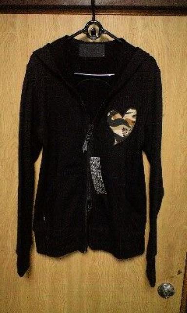 新品ROENロエン カモフラ柄ハートスカルワッペンジップアップパーカー 46 < ブランド  新品ROENロエン カモフラ柄ハートスカルワッペンジップアップパーカー 46 < ブランドの