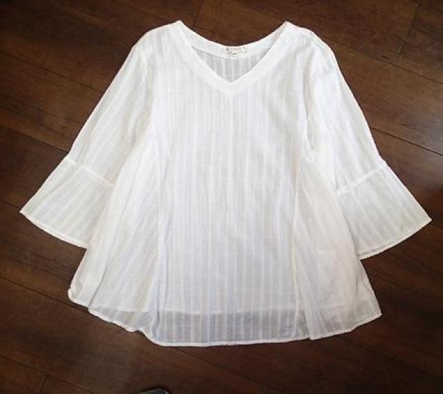 ◇ON LOVE OFF/スリット糸入りストライプ柄 ゆるふわ プルオーバーブラウス ケープスリーブ/ホワイト/大きいサイズ4L < 女性ファッション  ◇ON LOVE OFF/スリット糸入りストライプ柄 ゆるふわ プルオーバーブラウス ケープスリーブ/ホワイト/大きいサイズ4L < 女性ファッションの