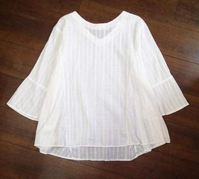 ◇ON LOVE OFF/スリット糸入りストライプ柄 ゆるふわ プルオーバーブラウス ケープスリーブ/ホワイト/大きいサイズ4L < 女性ファッション  ◇ON LOVE OFF/スリット糸入りストライプ柄 ゆるふわ プルオーバーブラウス ケープスリーブ/ホワイト/大きいサイズ4L < 女性ファッションの