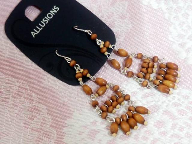 新品UK ALLUSIONSアンティーク調ウッドビーズピアス < 女性アクセサリー/時計  新品UK ALLUSIONSアンティーク調ウッドビーズピアス  < 女性アクセサリー/時計の