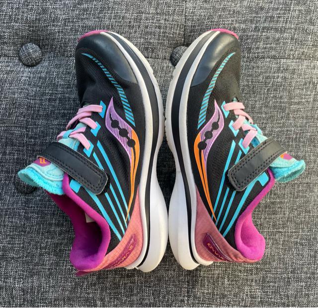 キッズ Saucony サッカニー KINVARA12 ブラック/ピンク/ブルー/オレンジ スニーカー 17.5cm ランニング < キッズ/ベビー キッズ Saucony サッカニー KINVARA12 ブラック/ピンク/ブルー/オレンジ スニーカー 17.5cm ランニング < キッズ/ベビーの