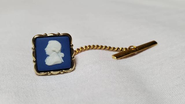 正規 ウェッジウッド ジャスパー 貴族 タイタニック タイピン 白×青×金 ピンブローチ < 男性ファッション  正規 ウェッジウッド ジャスパー 貴族 タイタニック タイピン 白×青×金 ピンブローチ  < 男性ファッションの