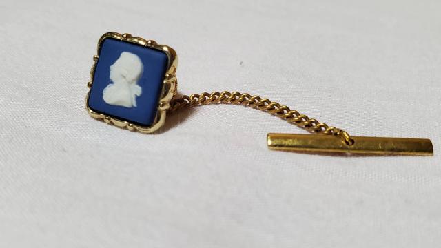 正規 ウェッジウッド ジャスパー 貴族 タイタニック タイピン 白×青×金 ピンブローチ < 男性ファッション  正規 ウェッジウッド ジャスパー 貴族 タイタニック タイピン 白×青×金 ピンブローチ < 男性ファッションの