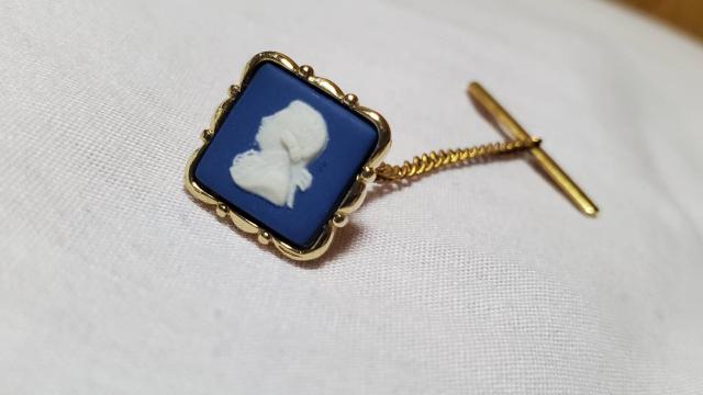 正規 ウェッジウッド ジャスパー 貴族 タイタニック タイピン 白×青×金 ピンブローチ < 男性ファッション  正規 ウェッジウッド ジャスパー 貴族 タイタニック タイピン 白×青×金 ピンブローチ < 男性ファッションの