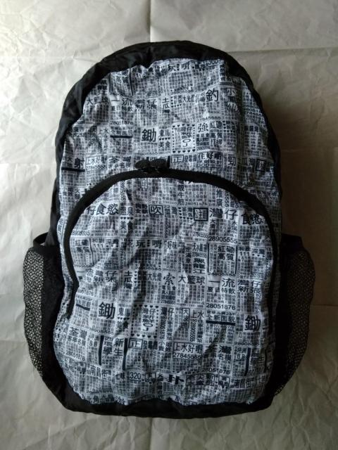 住好的 香港 G.O.D.'Newspaper' Foldable Backpack『新聞』折りたたみ式バックパック リュック < レジャー/スポーツ 住好的 香港 G.O.D.'Newspaper' Foldable Backpack『新聞』折りたたみ式バックパック リュック < レジャー/スポーツの