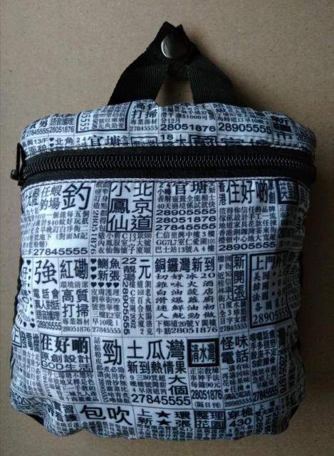 住好的 香港 G.O.D.'Newspaper' Foldable Backpack『新聞』折りたたみ式バックパック リュック < レジャー/スポーツ 住好的 香港 G.O.D.'Newspaper' Foldable Backpack『新聞』折りたたみ式バックパック リュック < レジャー/スポーツの