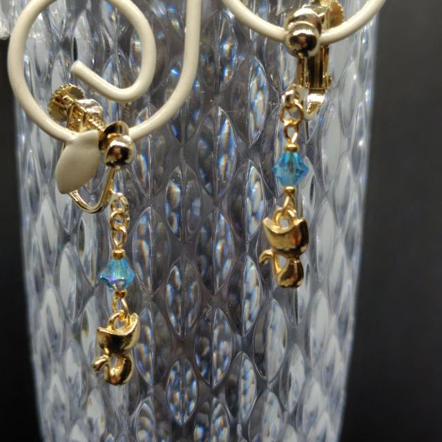 小さい猫とスワロフスキーのイヤリング・アクアマリン < 女性ファッション  小さい猫とスワロフスキーのイヤリング・アクアマリン  < 女性ファッションの