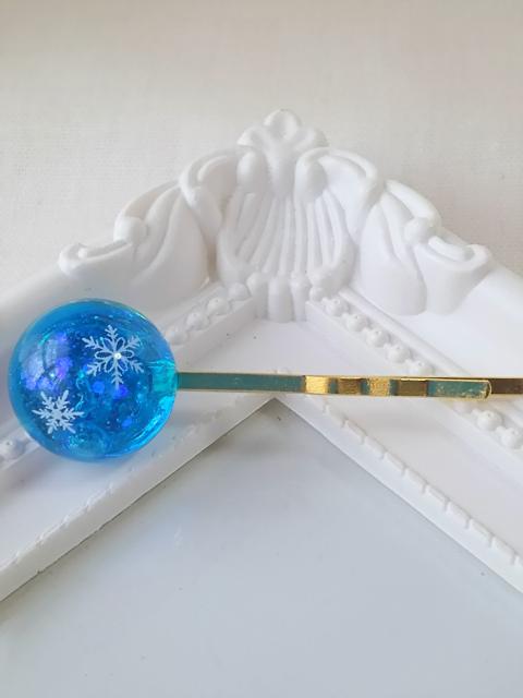 *冬の新作*水色の雪の結晶のドーム型ヘアピン  レジン < 女性ファッション  *冬の新作*水色の雪の結晶のドーム型ヘアピン  レジン  < 女性ファッションの