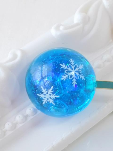 *冬の新作*水色の雪の結晶のドーム型ヘアピン  レジン < 女性ファッション  *冬の新作*水色の雪の結晶のドーム型ヘアピン  レジン < 女性ファッションの