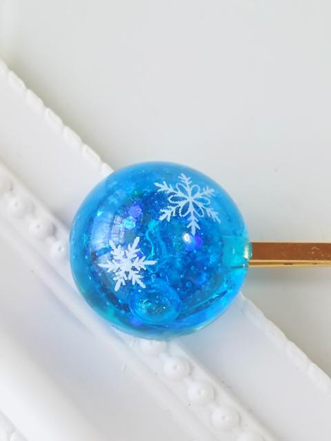 *冬の新作*水色の雪の結晶のドーム型ヘアピン  レジン < 女性ファッション  *冬の新作*水色の雪の結晶のドーム型ヘアピン  レジン < 女性ファッションの
