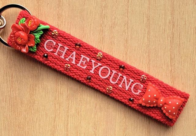 TWICE CHAEYOUNG �`�F���� �L�[�z���_�[�@���b�h �� �^�����g�O�b�Y�� 