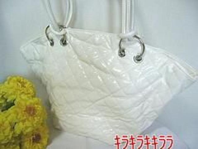 《New》<半額以下値下げ>エナメルキルティング★ショルダートートバッグ<ホワイト> < 女性ファッション 《New》<半額以下値下げ>エナメルキルティング★ショルダートートバッグ<ホワイト> < 女性ファッションの